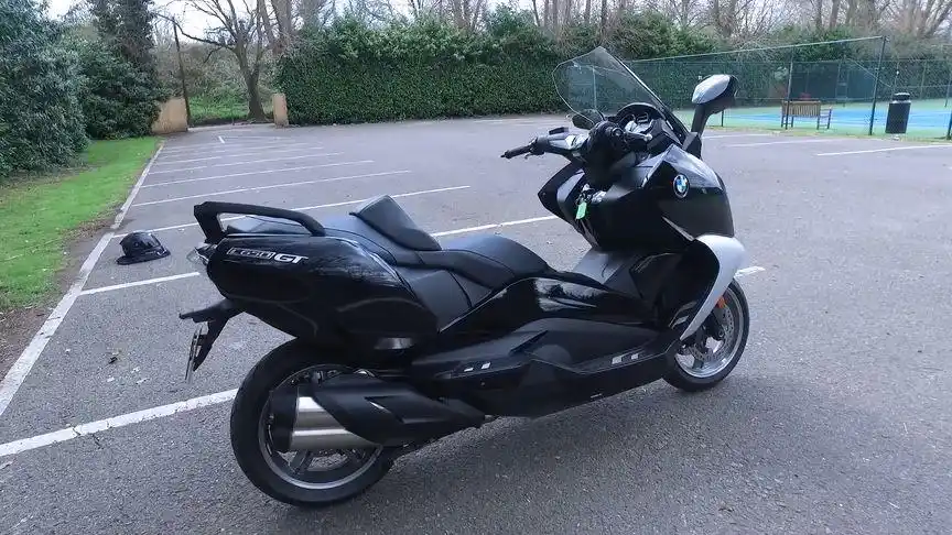 试驾14万的宝马大绵羊c650gt,堪称城市出行专家!