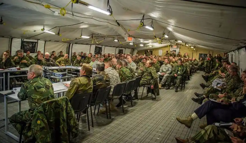 缟玛瑙导弹再次发出怒吼 4枚齐射砸向指挥部:50名军官一个没跑掉