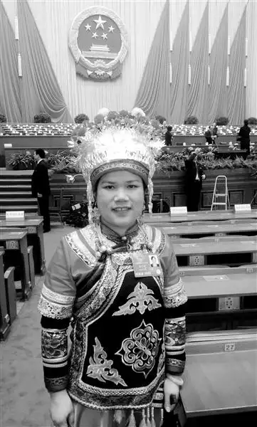 全国人大代表,江华瑶族自治县县委副书记,县长 龙飞凤