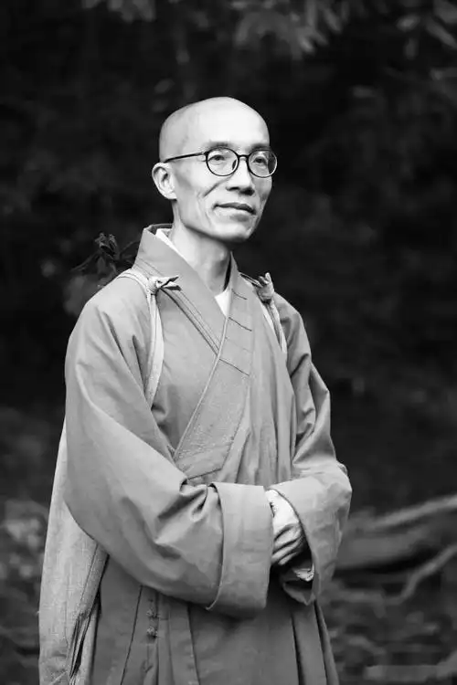 出家后,书法,绘画,篆刻,以及诗词,洞箫吹奏,是他每天必修的功课.