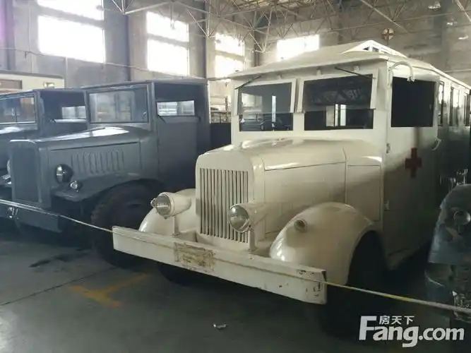 白色的是救护车.经常在年代戏里面看到.