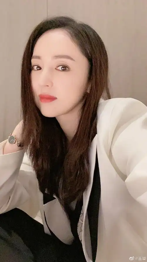 董璇经典黑白配色穿搭##董璇白色针织马甲