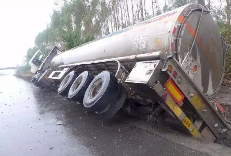 高速油罐车侧翻进水沟,竟是因为._搜狐汽车_搜狐网