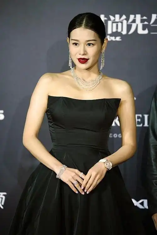 40的胡杏儿吃小孩唇有点艳配上一字肩礼服尽显美艳风情