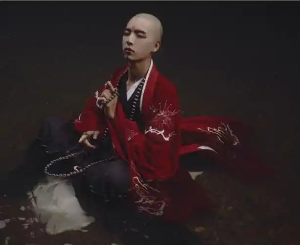 抖音禁欲红衣和尚一改风格青衣出镜网友依旧令人癫狂
