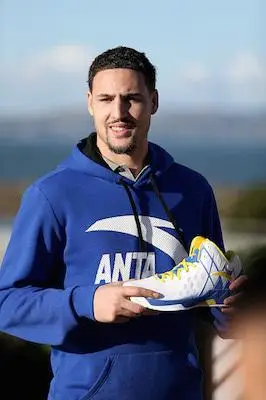 汤普森手持安踏签名鞋.