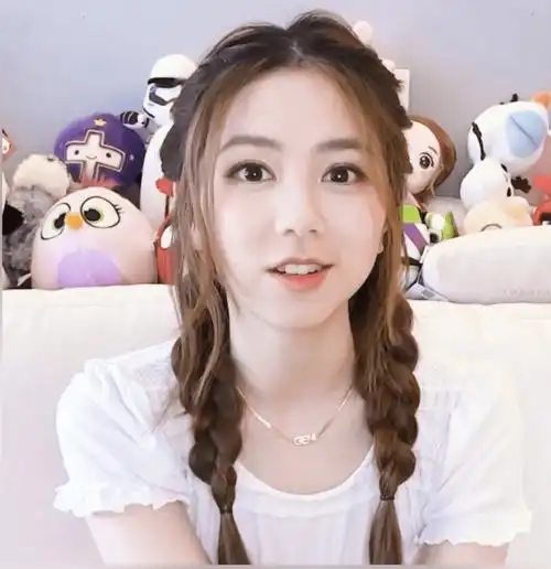 邓紫棋扎双麻花辫甜笑少女感足 身后娃娃堆成亮点抢镜