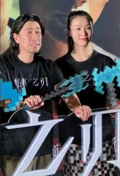 王千源一家三口罕见同框,妻子时髦气质好,网友:这父女俩也太像了