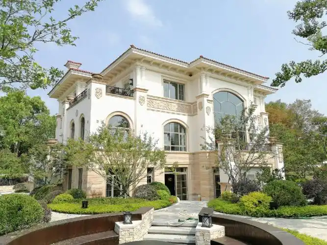 佘山脚下纯独栋别墅新加推800平米独栋别墅,地上二层带一层下沉式庭院