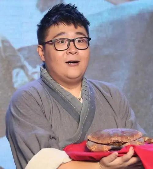 自己被"网暴",女儿被霸凌,转型的郝劭文,怎么活成这样了?