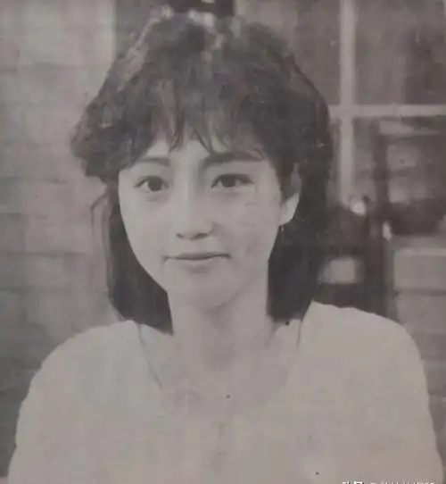 内地捞金香港花!这些老牌港星为钱"折腰"的样子,真不好看