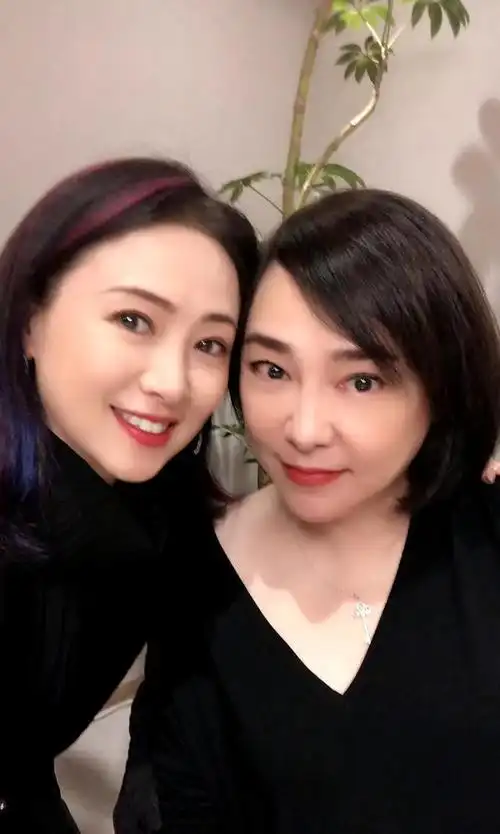 朱宝意:跟富商分手后,一个人带着闺女生活,现在咋样了