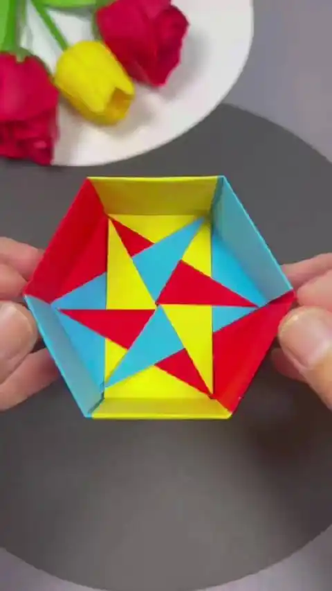 用三张正方形纸做六边形收纳盒_亲子手工