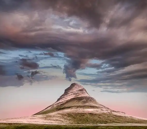 教会山的漩涡大云层