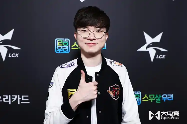 赛后faker开心举起大拇指