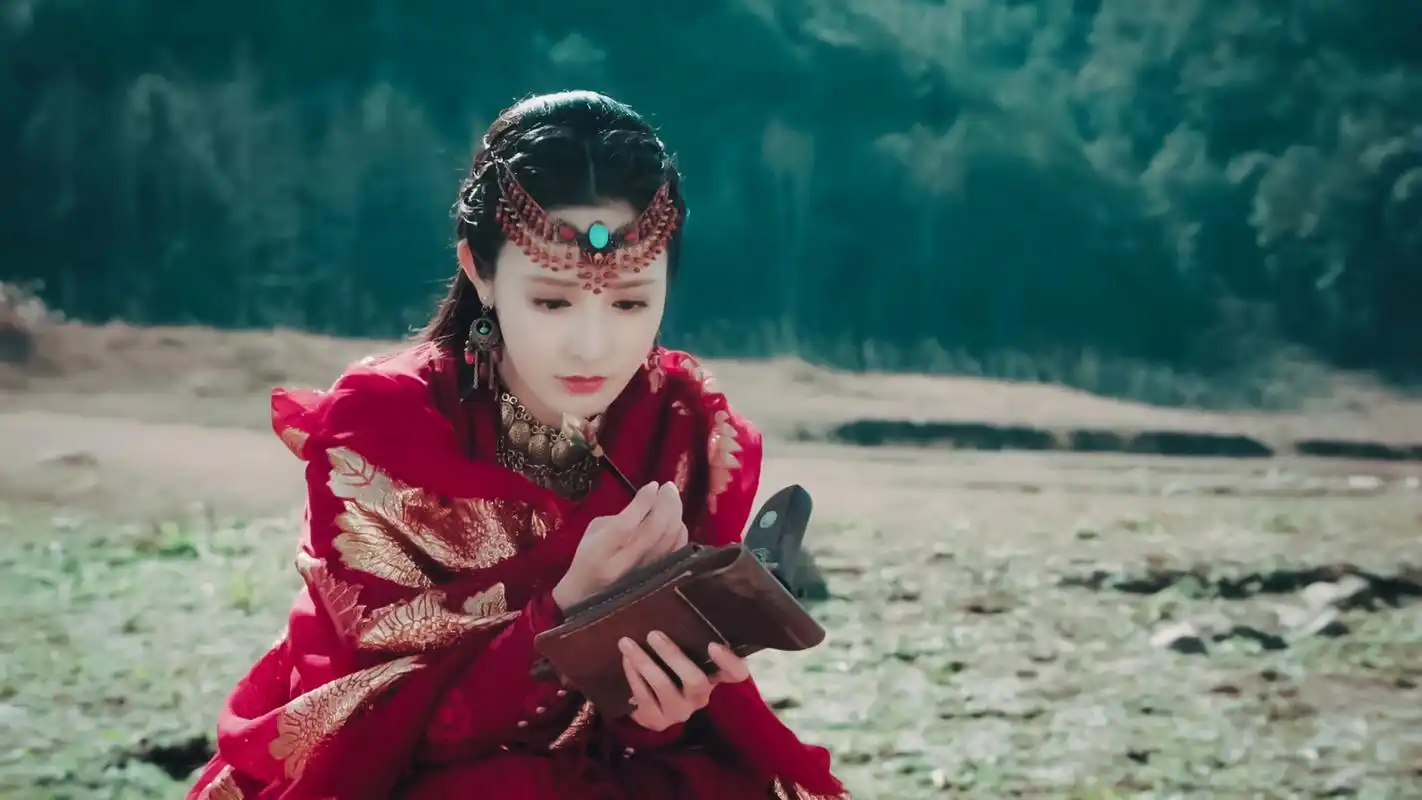 《东宫》:一身红衣的小枫,美得张扬夺目,不容忽视!