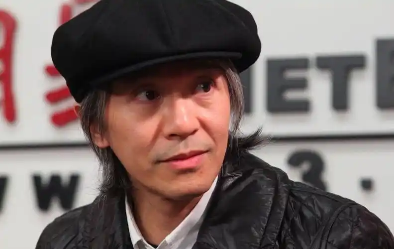 周星驰出生于山东青岛黄渤,没有高大帅气外型,也没有家世显赫的背景.