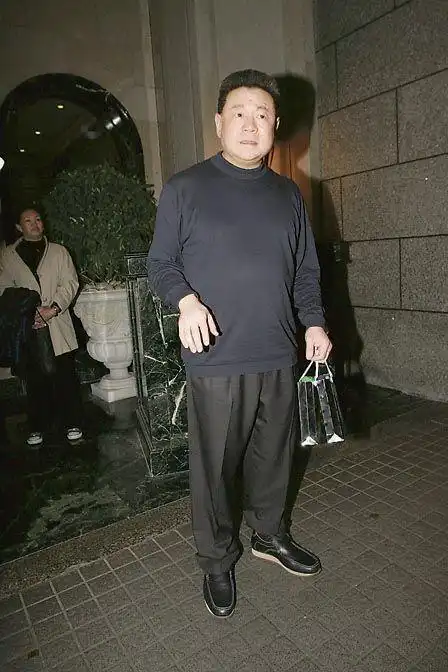 李嘉欣携新欢参加派对遇旧爱