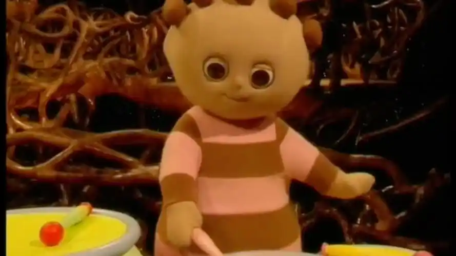 花园宝宝:汤姆布利柏敲鼓,一个汤姆布利柏敲鼓,其他的在旁边看