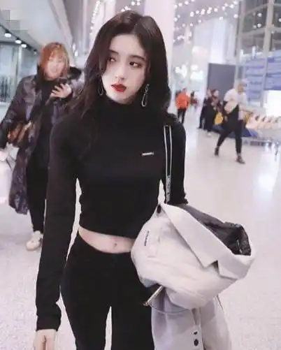 鞠婧祎一直不肯脱外套,热到辣眼终于脱掉,看清肚子印记,藏得挺深_观众