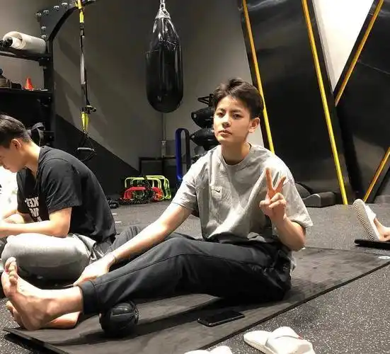 杨舒予一头短发比男生还帅气女生看着也喜欢不愧是篮球运动员