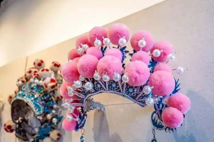 这些传统戏服和华丽的头冠,不禁想到小a小时候经常跟着奶奶去看粤剧