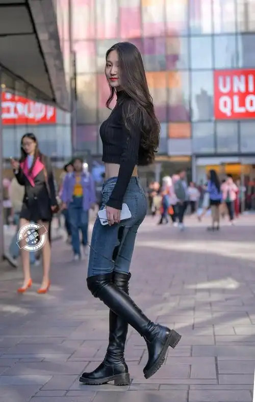 小姐姐这装扮撩你没商量 街拍:过膝靴腿细才穿得进去!