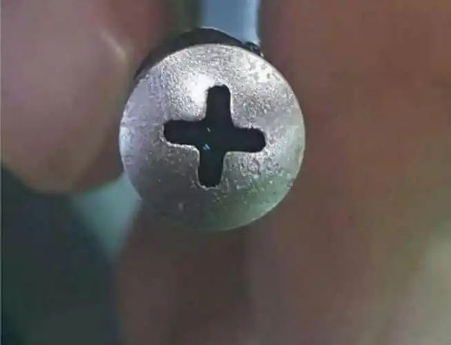 租房一年后,成都90后女子发现隐秘摄像头,正对床头!