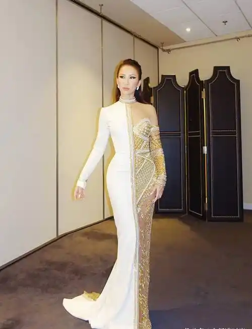 45岁李玟真招摇!穿时尚裙只顾右边忘了左边,微露香肩好迷人