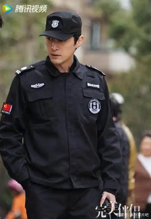 近日,胡歌客串高圆圆新剧《完美伴侣》造型曝光,一身保安服,帅气依旧!