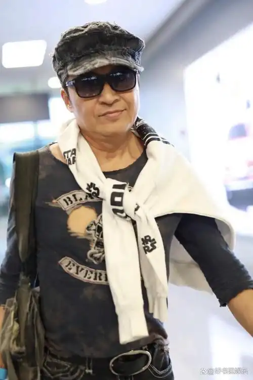 61岁马景涛嘴歪秃顶,脸部浮肿,养俩孩子生活压力大