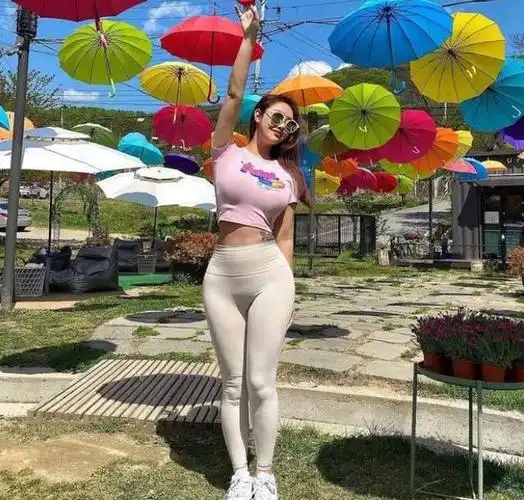 140斤胖女孩,身材丰满性感,腰臀比完美,平时怎么健身的?