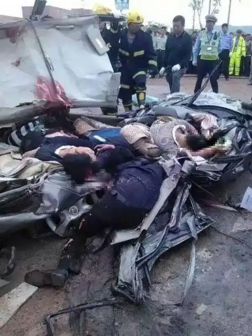 4日晨6时左右,江西省乐平市206国道塔山工业园路段发生一起交通事故