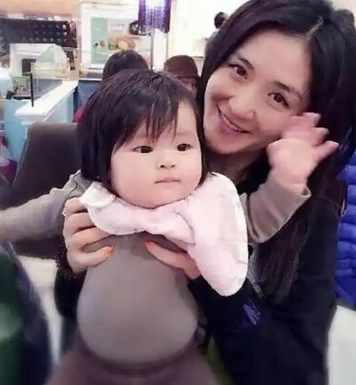 基于以上种种,狗仔猜测谢娜可能怀了三胎,并嘲讽其是为了拼一个儿子.