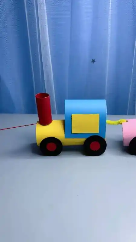 用纸筒做的小火车很简单又很可爱快跟小朋友一起玩起来