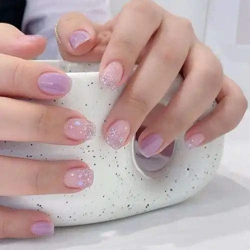 韩式短指甲紫色闪粉珠光方圆形美甲图片