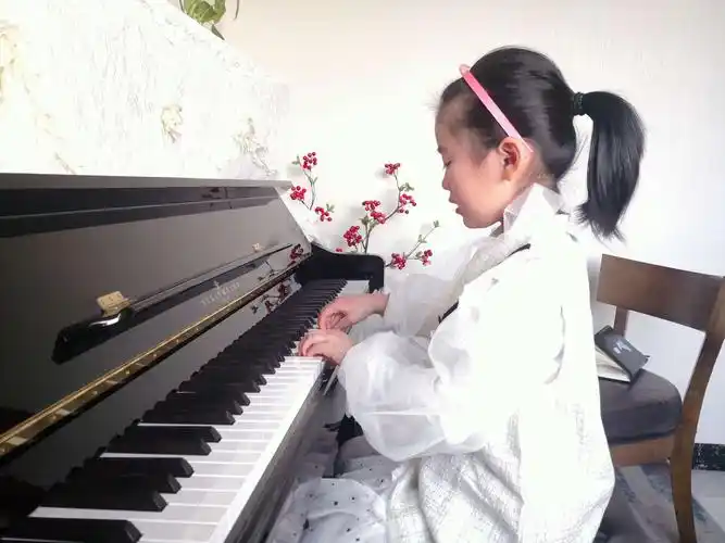 弹钢琴的小女孩