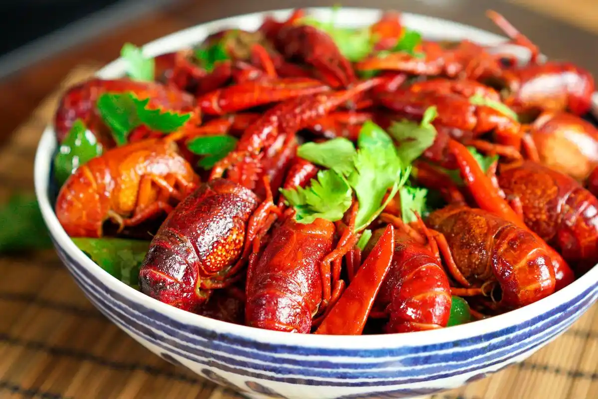 【十三香小龙虾】3. 小龙虾的嘴和腹部用牙刷刷洗干净;4.