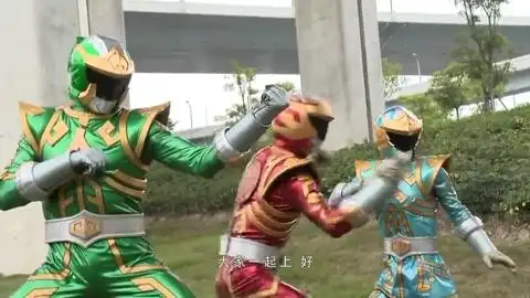 巨神战击队:痴笑姬手拿平底锅神器,近战无敌,战击队三人打哭