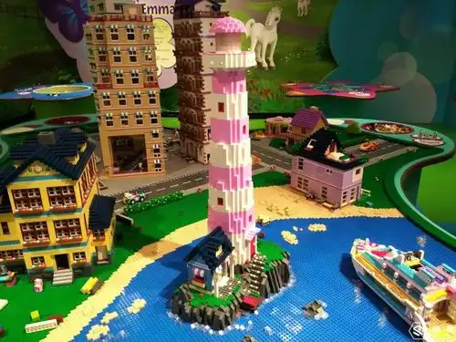 【乐高好朋友】主题区可以让小朋友们在拼砌桌上,用乐高积木为居住在