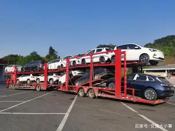 双河口服务区开展日常巡查时,发现一辆商品汽车运输车存在非法改装