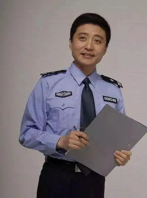 44岁相声演员周炜,低调娶同事恩爱至今,如今一家三口很幸福