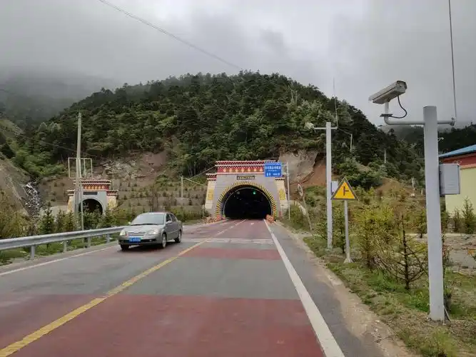 到达白马雪山,穿越3个隧道,过了10座桥梁.