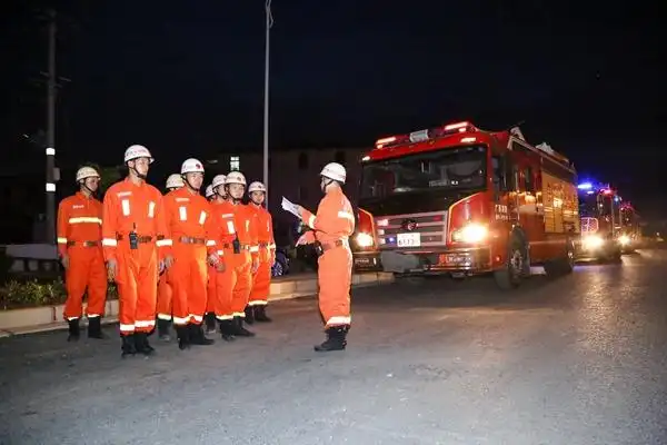 当代广西网 -- 南宁消防举行地震救援拉练