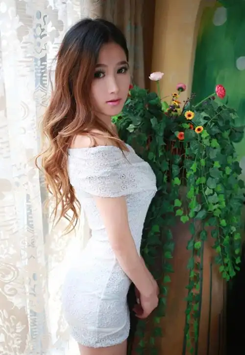 白皙粉嫩清纯女学生喷血身材销魂诱惑私房照