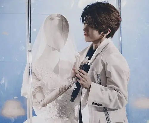 蔡徐坤穿白色西装,与"婚纱玩偶"共舞,粉丝:我羡慕那个玩偶啊