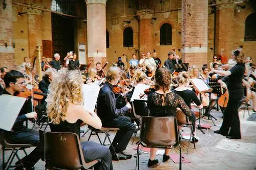 乐队演奏者们在古老的建筑中全神贯注的为人们演奏古典音乐.