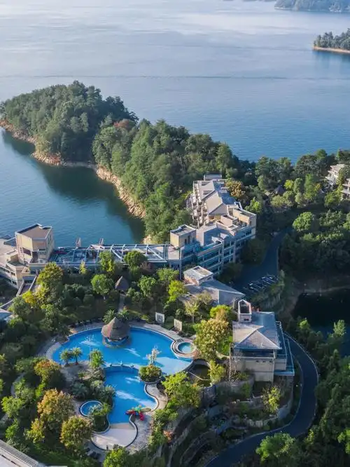 千岛湖度假酒店躺看湛蓝的湖光山色