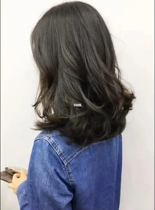 中长发  发尾做个简单的c弯   饱满,甜美