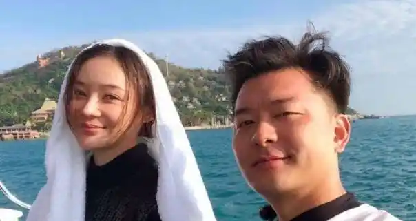 张戈晒与袁姗姗潜水服合影,表情同步配一脸,网友:请原地结婚_王鸥